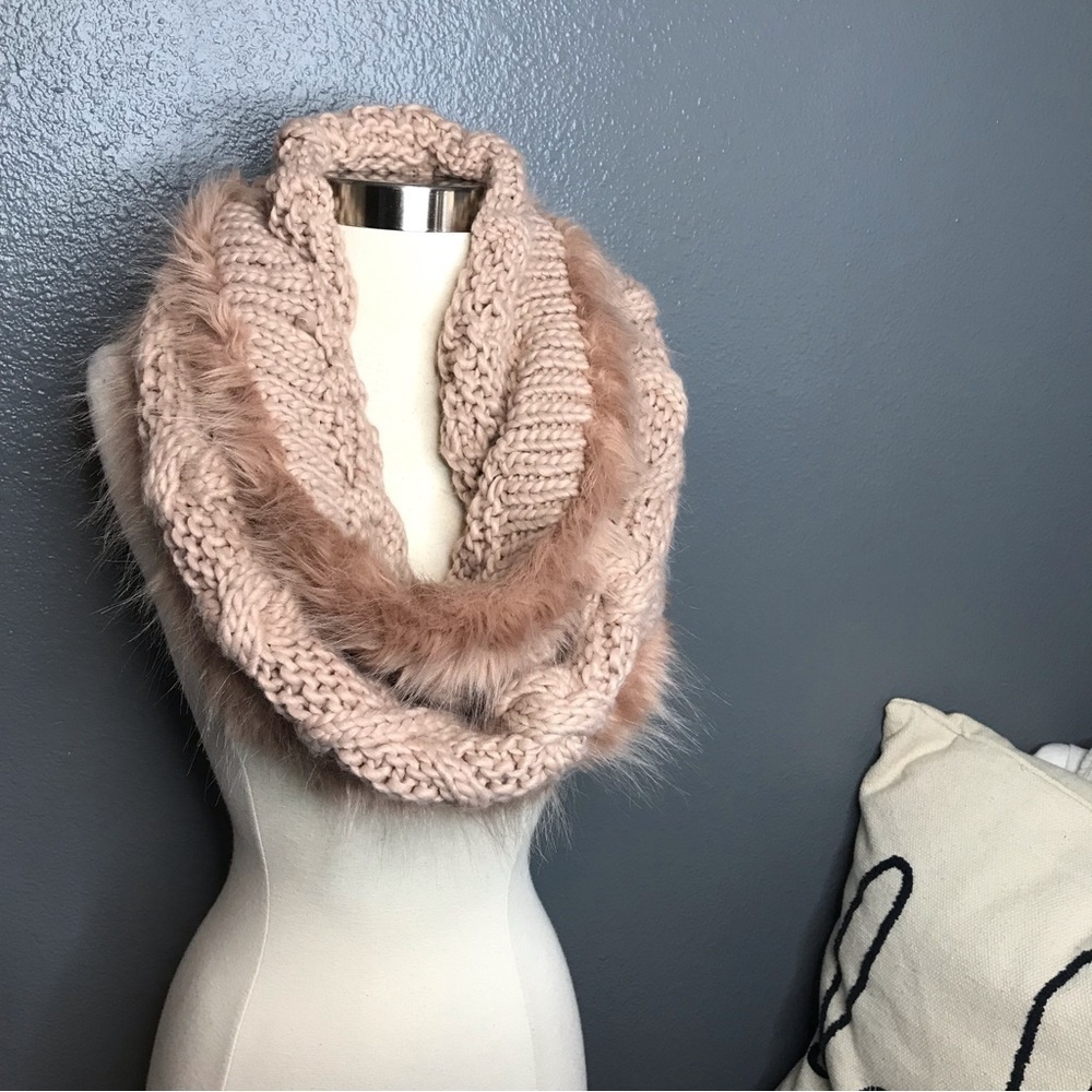 Bay sky pink crocheted scarf with fur One size